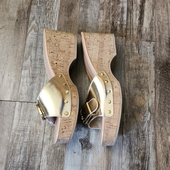 Gold Cork Platform Sandals Size 10 Strap Buckle Rivets 3" Heel Slip On Glamour - Picture 3 of 8